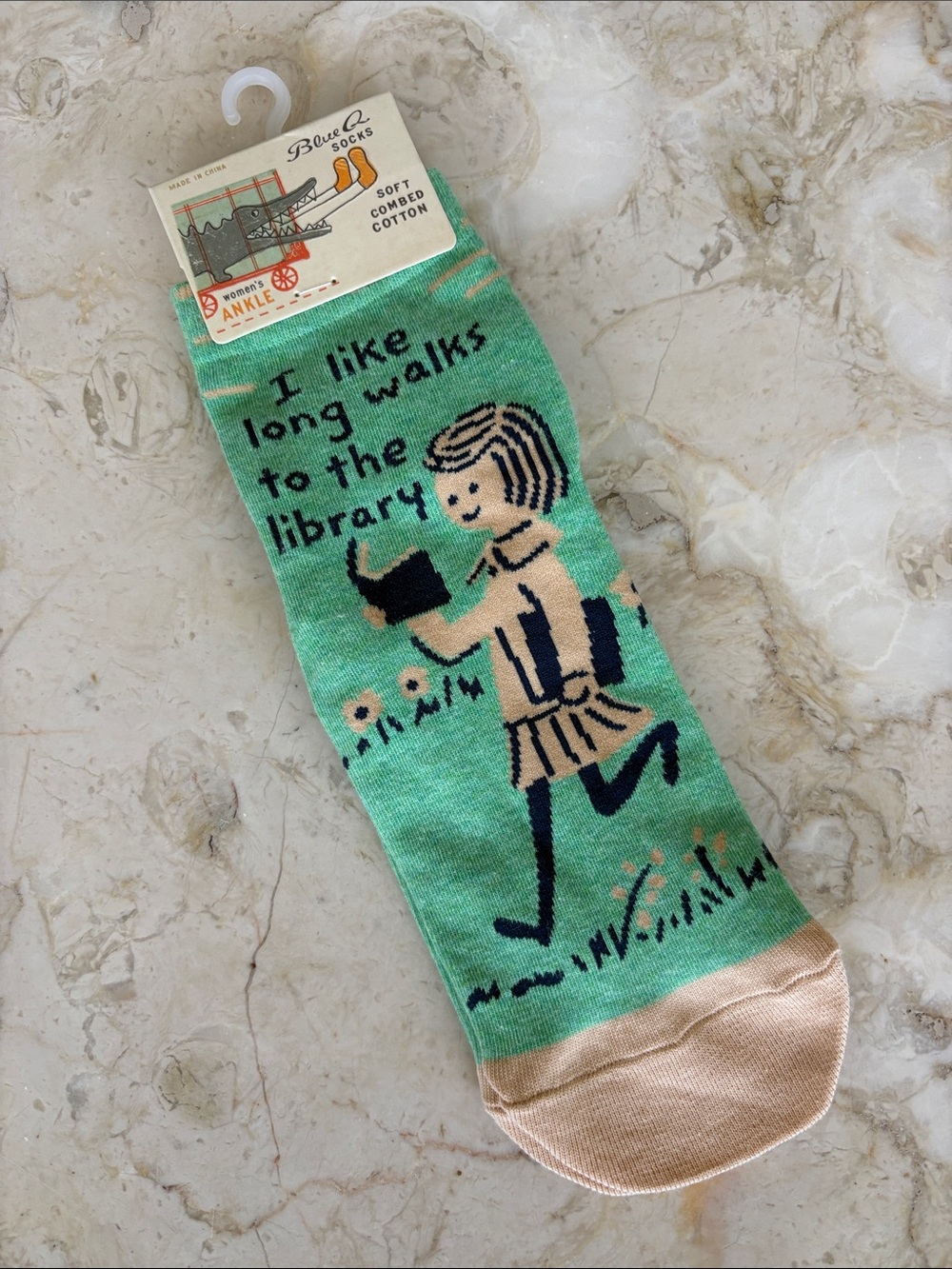 Blue Q “I Like Long Walks to the Library” Women’s Ankle Socks – NEW